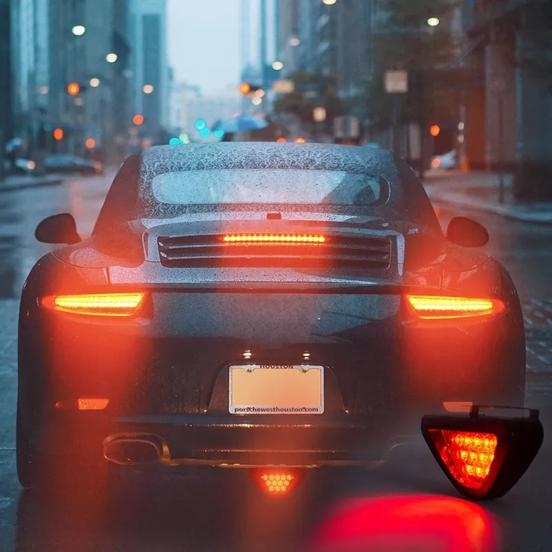 Automobilio įspėjamieji trikampiai LED stabdžių žibintai Universalūs 12V raudoni LED blyksniai galiniai žibintai lauke važiuojant avariniu lietumi atspariu nuo rūko žibintu