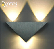 Iluminare LED de interior Aluminiu 3W Lampă de perete în formă de triunghi Dormitor modern de lângă Lumină pentru decorarea interioară AC110V 220V