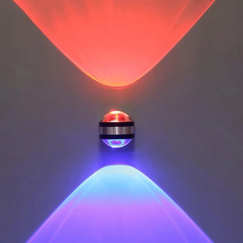 Μοντέρνο δικέφαλο διαφανές επιτοίχιο φωτιστικό. Εστιατόριο μπαρ, σαλόνι τηλεόρασης με φόντο τον πολύχρωμο ροοστάτη τηλεχειριστηρίου RGB