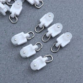 Užuolaidų bėgiai, ritininiai bėgiai, lubų kabliukai, kabliukai, ritinėliai, laikikliai, dušo užuolaidos, strypai, tvirtinimo skriemuliai, sklandytuvai, slankiojančios patalpos užuolaidos forma