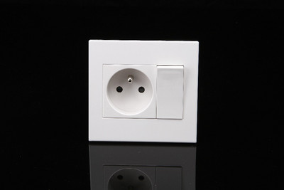 Francia szabvány Háztartási hálózati csatlakozó fali aljzat 1Gang 1 utas kapcsoló aljzattal 86 * 92mm égésgátló panel 250v 16A