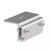 Solárny fotovoltaický projekt inštalovaný v kovovej plechovej streche so stojatou drážkou, montážne svorky na strechu