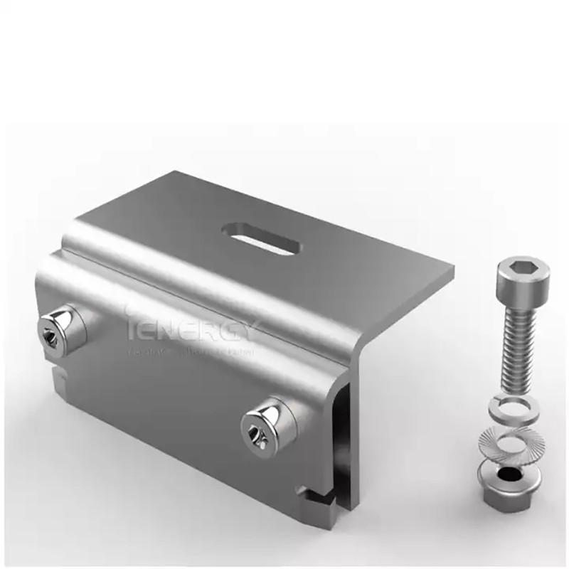 Solárny fotovoltaický projekt inštalovaný v kovovej plechovej streche so stojatou drážkou, montážne svorky na strechu