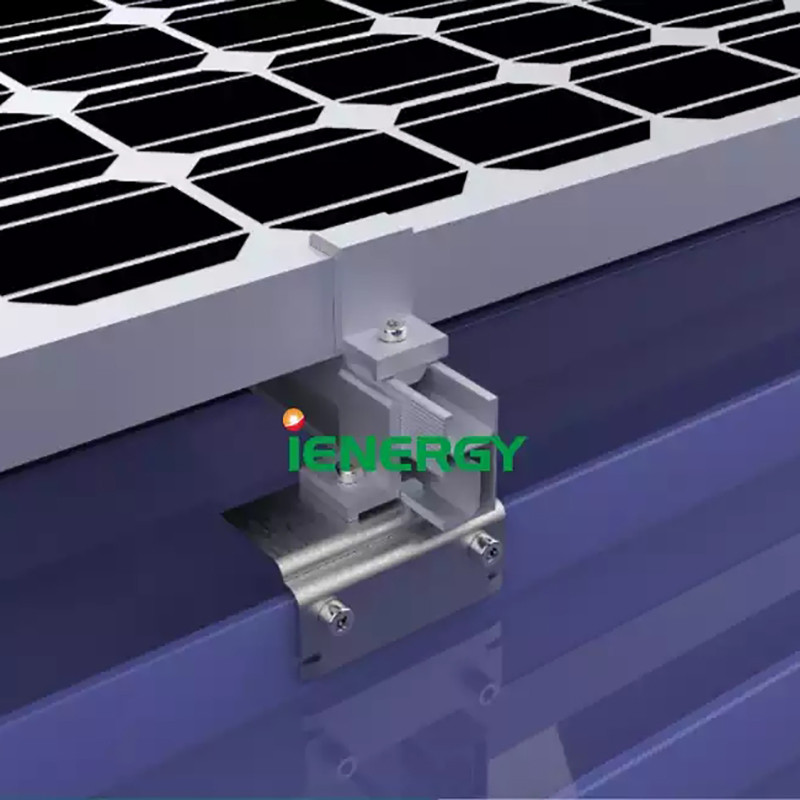 Solárny fotovoltaický projekt inštalovaný v kovovej plechovej streche so stojatou drážkou, montážne svorky na strechu