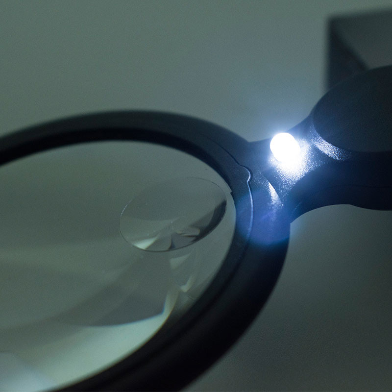 4x LED apšviestas pakabinamas didintuvas, skirtas siuvimui, pynimui ir rankų darbui