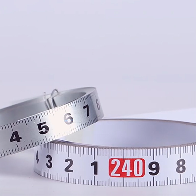 Pjaunami lipni skalės juostelės lipdukai 10/12,5 mm pločio metalinės juostos matuoklis, vikšras, frezas, stalinis pjūklas, kurio matmenys 0,5–1 m