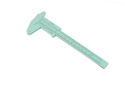 plastové posuvné meradlo, pravítka, meracie nástroje na meranie kalibrov, kalibrátor, analógový pachometer