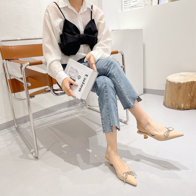 Alacsony sarkú szivattyúk női elegáns kék öszvérek hegyes orrú ruhacipő 2022 tavaszi hátpánt Slingback Crystal pillangó-csomó