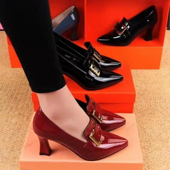 2022 Дамски обувки с остър пръст Дамски модни обувки в британски стил с квадратна катарама Универсален дебел ток Лачени обувки с висок ток Дамски