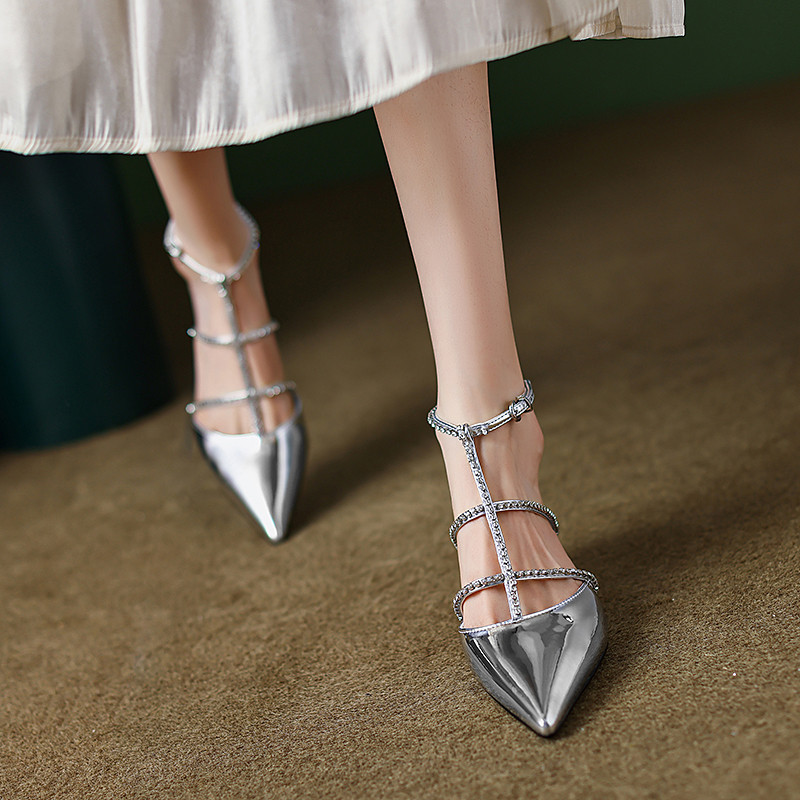 Jaunas sieviešu sandales Šķembu kāzu kurpes ar smailu purngalu T siksnu pumpas Bling Crystal šauras joslas gladiatora sandales vasaras apavi 1329N