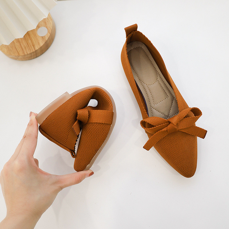 2023. aasta kevadsuvi Naised koovad balletikingad, terava varbaga libisevad jalanõud naistele, vibukaunistusega mokassiinkingad