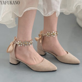 Dámske lodičky s kvetinovou výzdobou, špicatou špičkou a hrubým opätkom, s mašľou a šnurovaním, stredne duté, s jednoduchými podpätkami