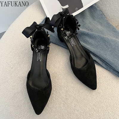 Dámske lodičky s kvetinovou výzdobou, špicatou špičkou a hrubým opätkom, s mašľou a šnurovaním, stredne duté, s jednoduchými podpätkami