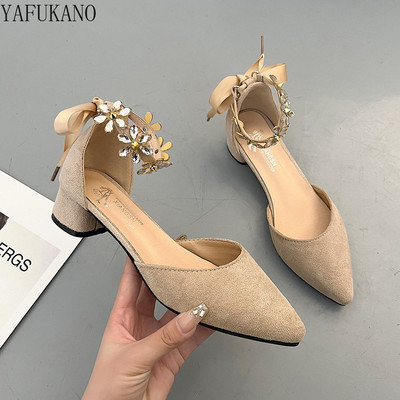 Dámske lodičky s kvetinovou výzdobou, špicatou špičkou a hrubým opätkom, s mašľou a šnurovaním, stredne duté, s jednoduchými podpätkami