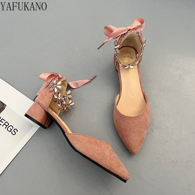 Dámske lodičky s kvetinovou výzdobou, špicatou špičkou a hrubým opätkom, s mašľou a šnurovaním, stredne duté, s jednoduchými podpätkami