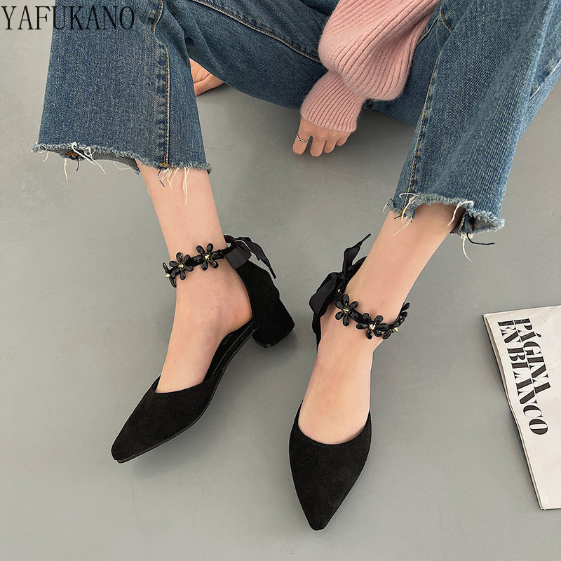 Dámske lodičky s kvetinovou výzdobou, špicatou špičkou a hrubým opätkom, s mašľou a šnurovaním, stredne duté, s jednoduchými podpätkami