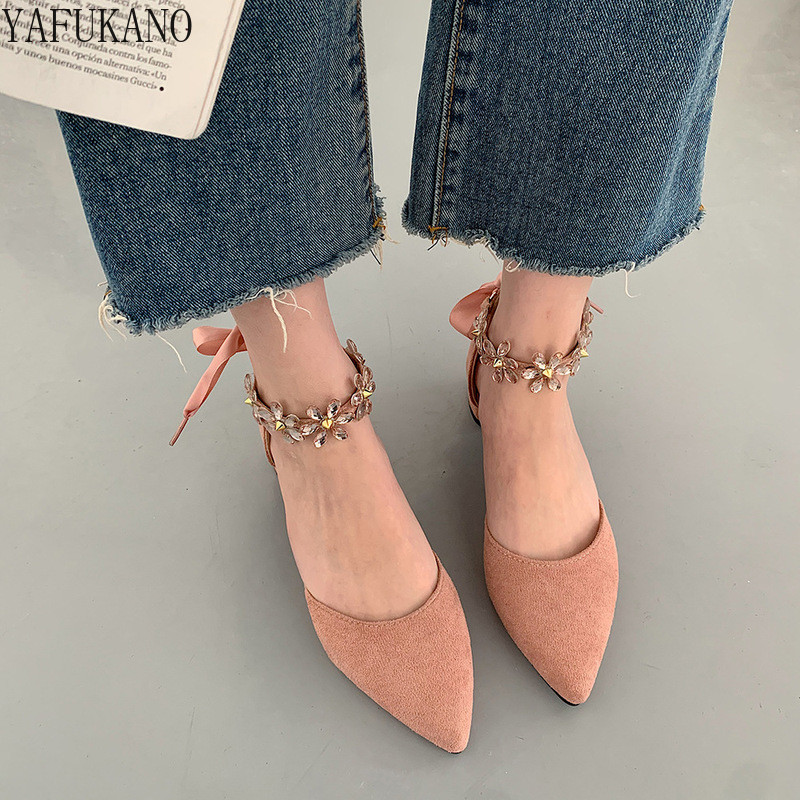 Dámske lodičky s kvetinovou výzdobou, špicatou špičkou a hrubým opätkom, s mašľou a šnurovaním, stredne duté, s jednoduchými podpätkami