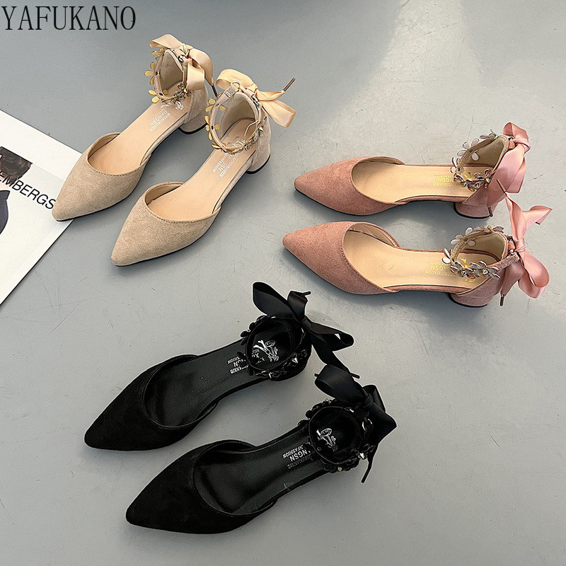 Dámske lodičky s kvetinovou výzdobou, špicatou špičkou a hrubým opätkom, s mašľou a šnurovaním, stredne duté, s jednoduchými podpätkami