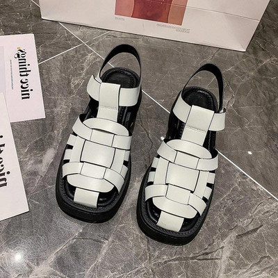 Sieviešu vasaras sandales dobas plakanas platformas ar slēgtu purngalu sprādzes siksna sieviešu apavi Pretslīdēšanas āra pludmales sieviešu apavi 2022 jaun.