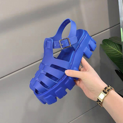 Sieviešu vasaras sandales dobas plakanas platformas ar slēgtu purngalu sprādzes siksna sieviešu apavi Pretslīdēšanas āra pludmales sieviešu apavi 2022 jaun.