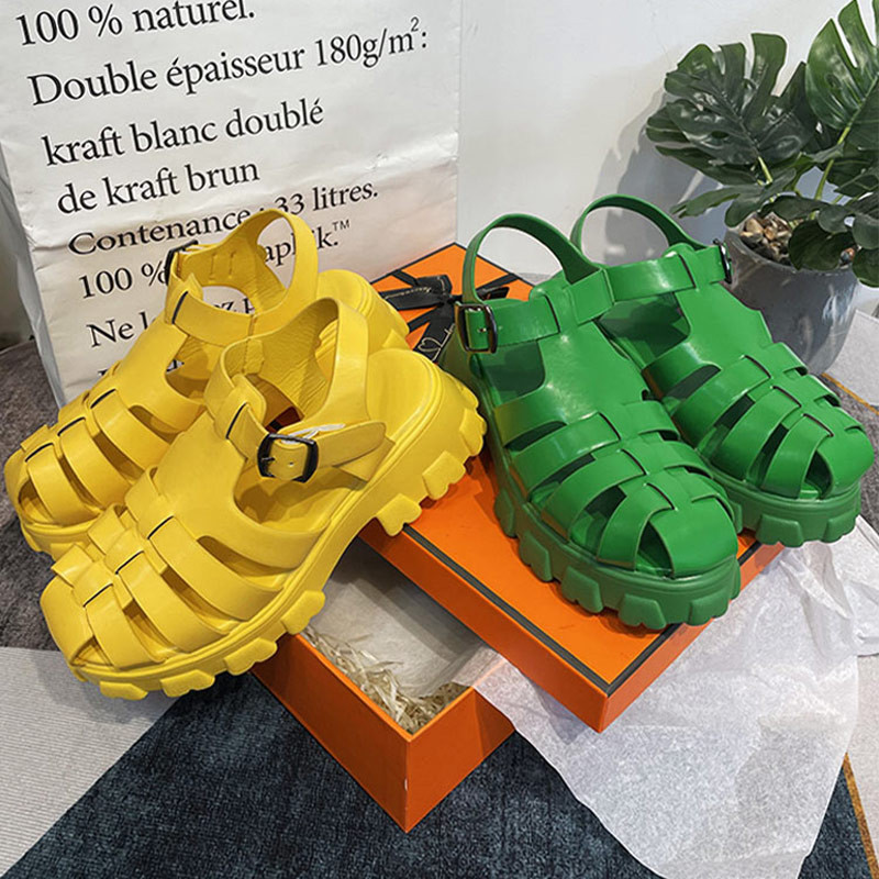 Sieviešu vasaras sandales dobas plakanas platformas ar slēgtu purngalu sprādzes siksna sieviešu apavi Pretslīdēšanas āra pludmales sieviešu apavi 2022 jaun.