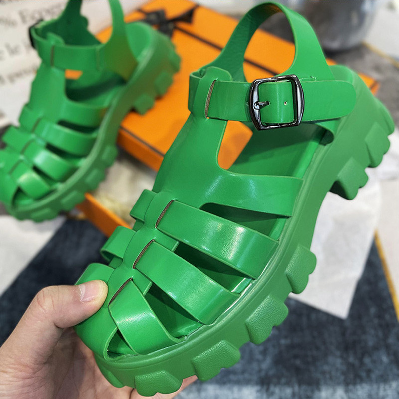 Sieviešu vasaras sandales dobas plakanas platformas ar slēgtu purngalu sprādzes siksna sieviešu apavi Pretslīdēšanas āra pludmales sieviešu apavi 2022 jaun.