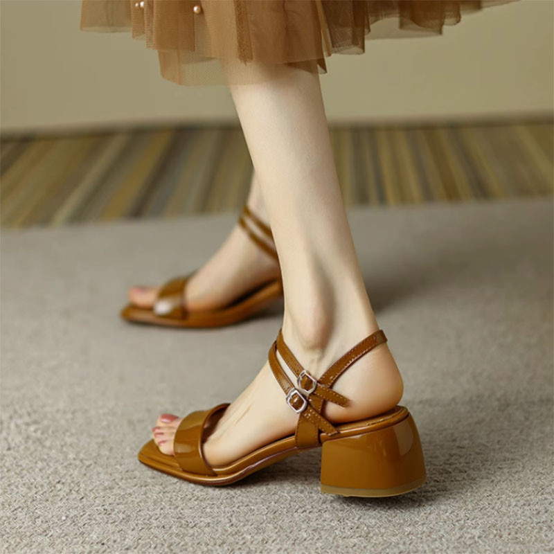 Új női szandál dupla csatos Designer Cipők Fekete Keskeny sáv Középsarkú Ruha Cipők Nyári Sandalias mujer Fehér Piros 1317N