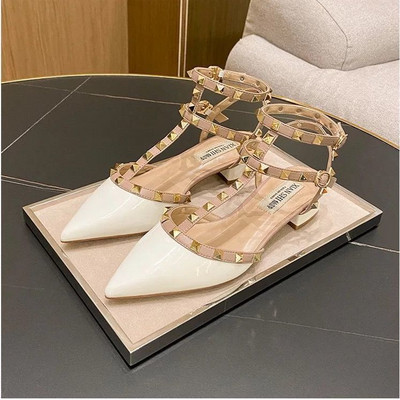 Szegecses magassarkú női 2022-es új nyári divatos, egyszavas csat vastagsarkú Liu Ding Baotou tündérszandál