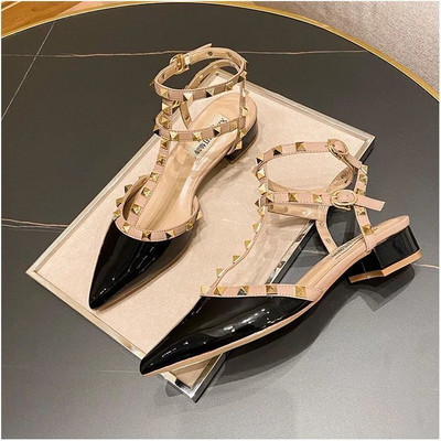 Szegecses magassarkú női 2022-es új nyári divatos, egyszavas csat vastagsarkú Liu Ding Baotou tündérszandál