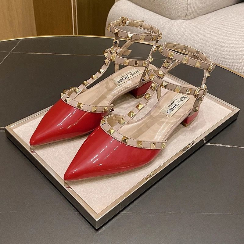 Szegecses magassarkú női 2022-es új nyári divatos, egyszavas csat vastagsarkú Liu Ding Baotou tündérszandál