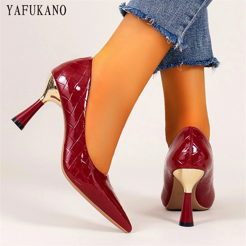 Ανάγλυφη λεπτομέρεια Μυτερές αντλίες για τα δάχτυλα των ποδιών Σέξι κομψό γυναικείο φόρεμα για πάρτι παπούτσια Κόκκινα ψηλοτάκουνα γάμου Bridesmaid Plus μέγεθος 41