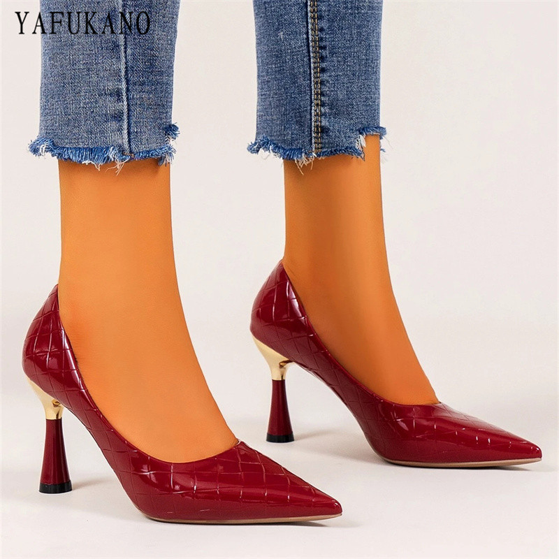 Ανάγλυφη λεπτομέρεια Μυτερές αντλίες για τα δάχτυλα των ποδιών Σέξι κομψό γυναικείο φόρεμα για πάρτι παπούτσια Κόκκινα ψηλοτάκουνα γάμου Bridesmaid Plus μέγεθος 41