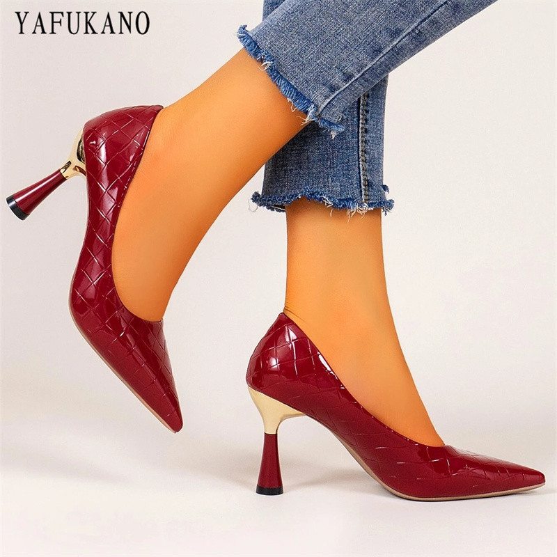 Ανάγλυφη λεπτομέρεια Μυτερές αντλίες για τα δάχτυλα των ποδιών Σέξι κομψό γυναικείο φόρεμα για πάρτι παπούτσια Κόκκινα ψηλοτάκουνα γάμου Bridesmaid Plus μέγεθος 41