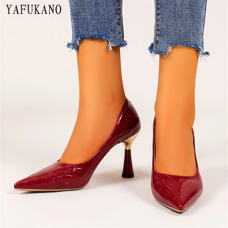 Ανάγλυφη λεπτομέρεια Μυτερές αντλίες για τα δάχτυλα των ποδιών Σέξι κομψό γυναικείο φόρεμα για πάρτι παπούτσια Κόκκινα ψηλοτάκουνα γάμου Bridesmaid Plus μέγεθος 41