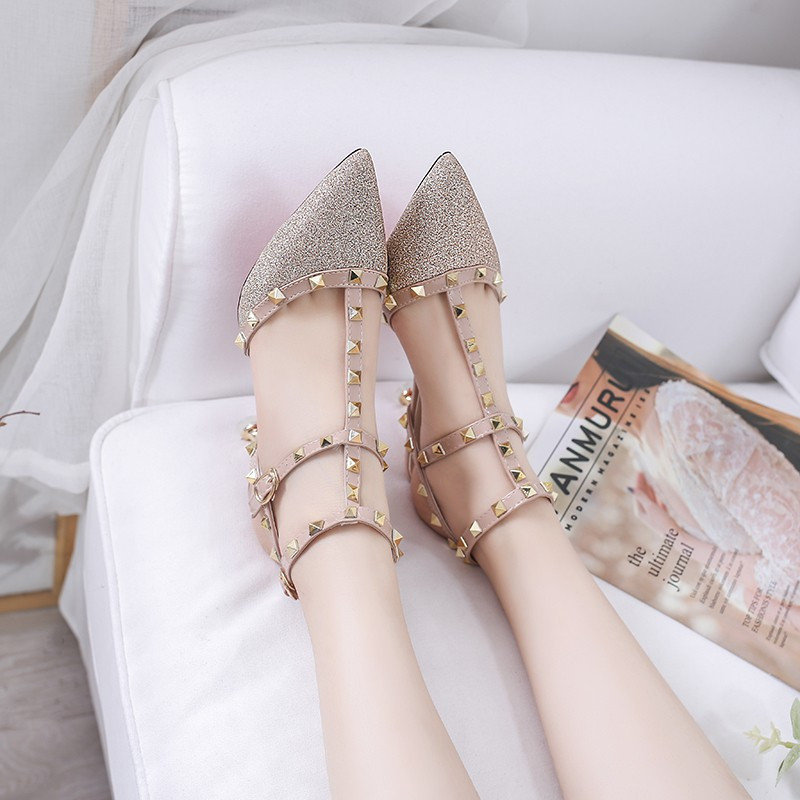 Női magassarkú szexi szandálok 2022 tavaszi és nyári új Baotou Stiletto szegecses, hegyes orrú női egyszemélyes cipők