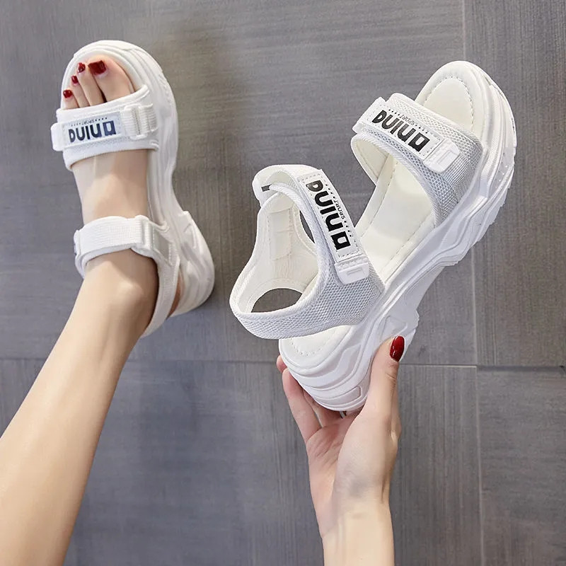 2022 m. vasara Nauji atviri, kvėpuojantys sportiniai sandalai, moteriškos platformos, paaukštinantys laisvalaikio batai Tvirti plokšti neslystantys sandalai moterims