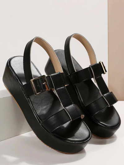 2023. gada vasara, jaunas, biezas zoles romiešu sandales ar sprādzes siksniņu, baltas, atvērtas, ķīļveida sandales, mājīgas brīvdabas pludmales ballītes gladiatoru sandales