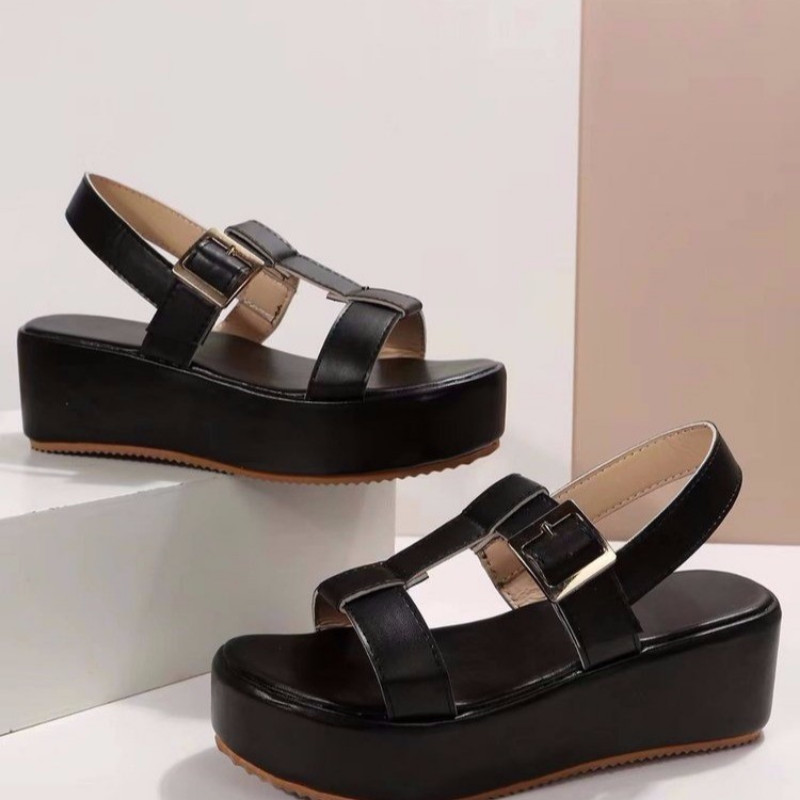 2023. gada vasara, jaunas, biezas zoles romiešu sandales ar sprādzes siksniņu, baltas, atvērtas, ķīļveida sandales, mājīgas brīvdabas pludmales ballītes gladiatoru sandales