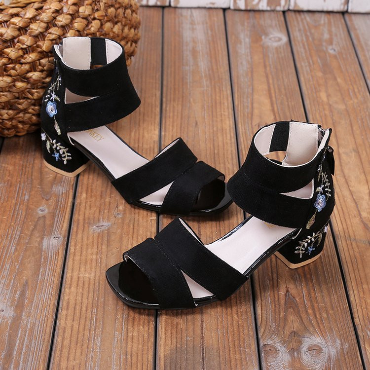 Etnilises stiilis tikitud keskmise kontsaga sandaalid naistele 2023. aasta suvine paksu kontsaga elegantsed retro stiilis tikitud jalatsid naistele