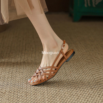 2023 Нови дамски сандали Изрязани летни обувки с квадратна тока Каишка с катарама Дамски френски ретро обувки на нисък ток Големи размери 41-43