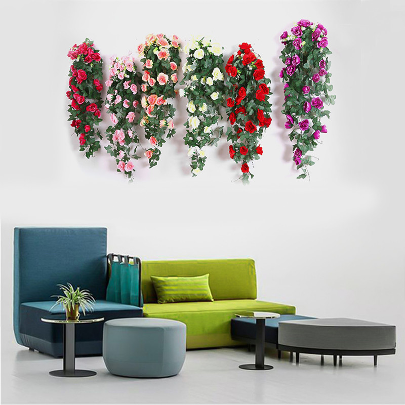 Dirbtinių gėlių rotango netikrų augalų vynmedžių dekoravimas ant sienos pakabinamos rožės gėlių stygos namų vestuvių vakarėlio fono dekoravimas