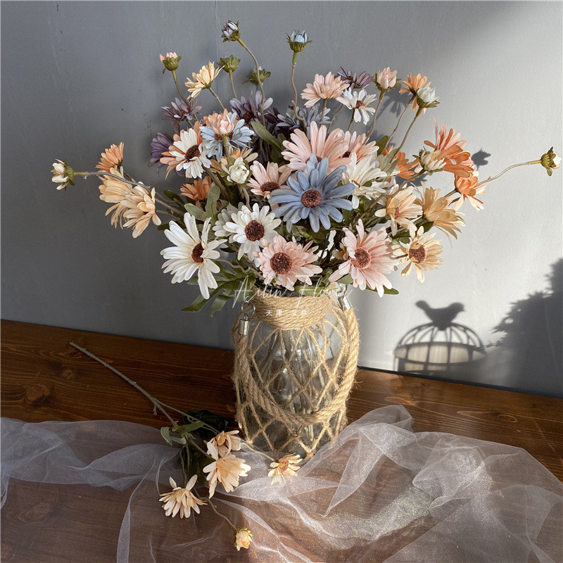 5 galvas, balti mākslīgie ziedi, margrietiņas līgavas pušķis, saulespuķu zīda viltus zieds mājas kāzu dekorēšanai.