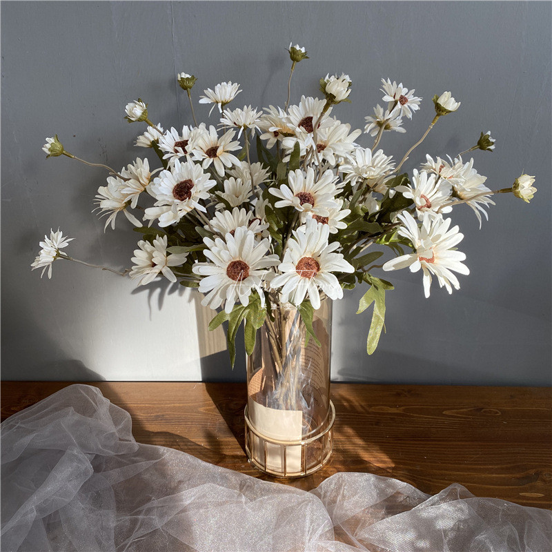 5 galvas, balti mākslīgie ziedi, margrietiņas līgavas pušķis, saulespuķu zīda viltus zieds mājas kāzu dekorēšanai.