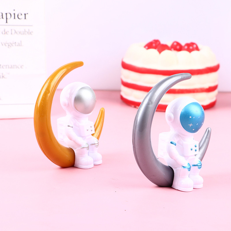 1vnt Kosmoso astronauto gimtadienio torto dekoravimas Vaikų plastikinis planetos erdvėlaivis Vienerių metų įjungiamas gimtadienio torto papuošimas
