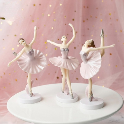 Daudz laimes dzimšanas dienā, baltas elegantas baleta meitenes, dekorācijas ar kūku, kāzu līgavainis un līgavainis cepšanai ballītes piederumi, mīlestības dāvanas