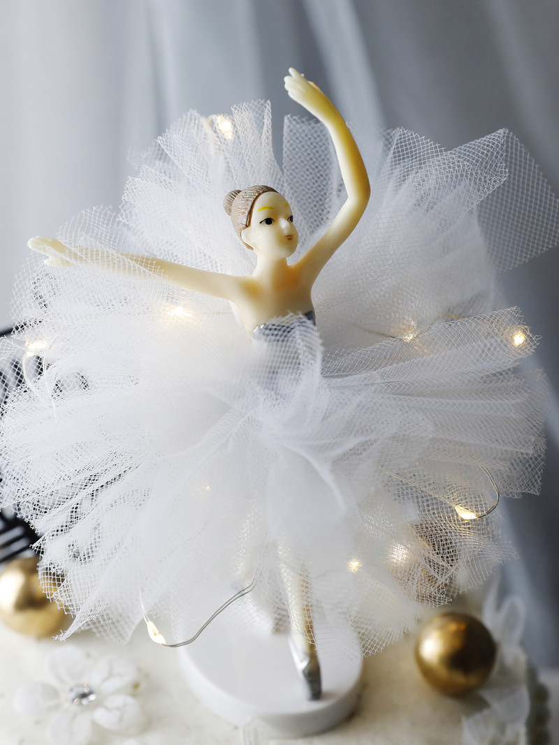 Daudz laimes dzimšanas dienā, baltas elegantas baleta meitenes, dekorācijas ar kūku, kāzu līgavainis un līgavainis cepšanai ballītes piederumi, mīlestības dāvanas