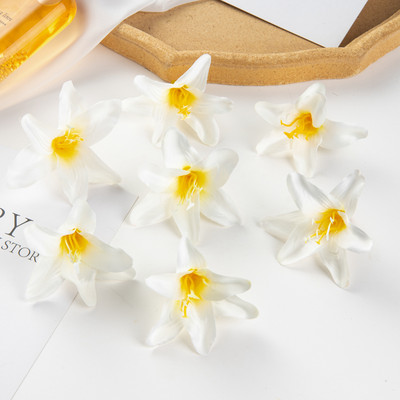 50PC 8CM Τεχνητά λουλούδια για Scrapbooking Silk Lily Δώρα DIY Μπομπονιέρα Γάμος Κήπος Τριαντάφυλλο Αψίδα Διακόσμηση σπιτιού Χριστουγεννιάτικο στεφάνι