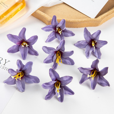 50PC 8CM Τεχνητά λουλούδια για Scrapbooking Silk Lily Δώρα DIY Μπομπονιέρα Γάμος Κήπος Τριαντάφυλλο Αψίδα Διακόσμηση σπιτιού Χριστουγεννιάτικο στεφάνι