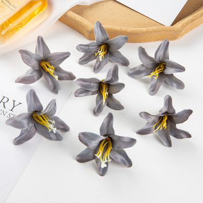 50PC 8CM Τεχνητά λουλούδια για Scrapbooking Silk Lily Δώρα DIY Μπομπονιέρα Γάμος Κήπος Τριαντάφυλλο Αψίδα Διακόσμηση σπιτιού Χριστουγεννιάτικο στεφάνι