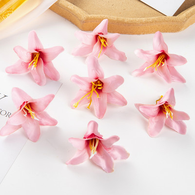 50PC 8CM Τεχνητά λουλούδια για Scrapbooking Silk Lily Δώρα DIY Μπομπονιέρα Γάμος Κήπος Τριαντάφυλλο Αψίδα Διακόσμηση σπιτιού Χριστουγεννιάτικο στεφάνι